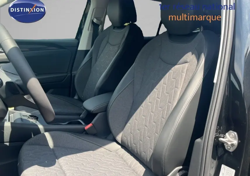 Vue intérieure côté droit des sièges avant en tissu gris et cuir noir du Volkswagen Tiguan noir Grenadilla 2026.