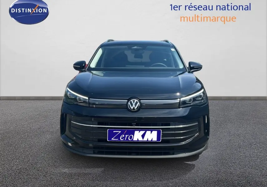 Vue frontale d'un Volkswagen Tiguan noir Grenadilla métal avec calandre et phares LED modernes.