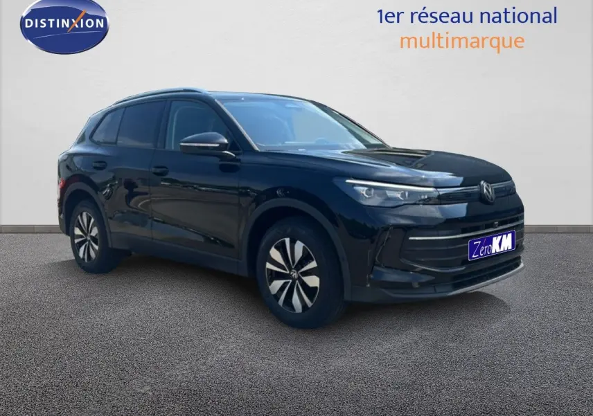 Volkswagen Tiguan noir grenadilla métal en 3/4 avant droit, avec jantes bi-ton et calandre moderne.