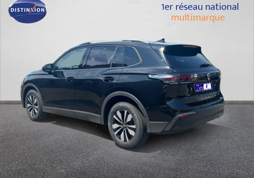 Volkswagen Tiguan 1.5 TSI 130ch noir grenadilla metal, vue 3/4 arrière droit sur fond neutre.
