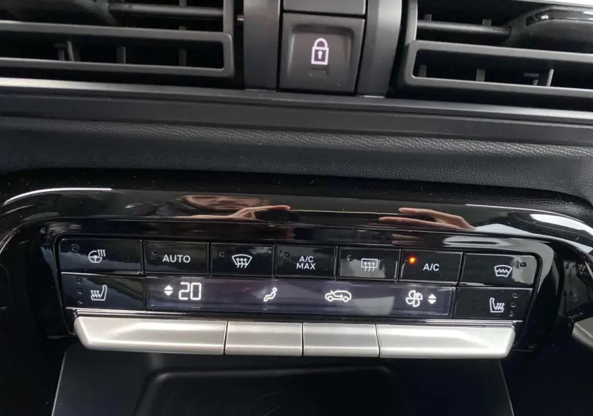 Panneau de commande de climatisation automatique du Citroën C3 Aircross 2025 avec affichage digital et boutons tactiles noirs.