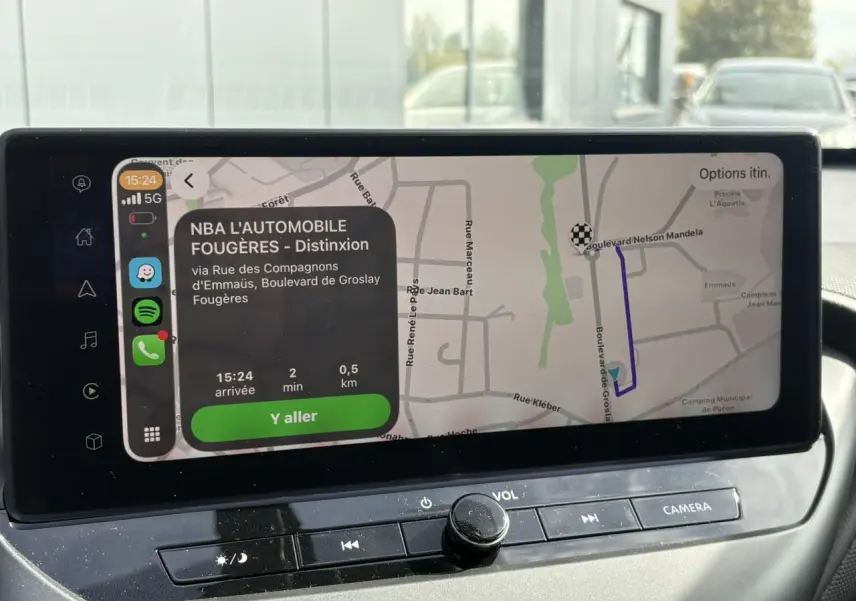 Écran tactile central du Nissan Juke gris Ceramic 2025 affichant un itinéraire GPS avec options de navigation.