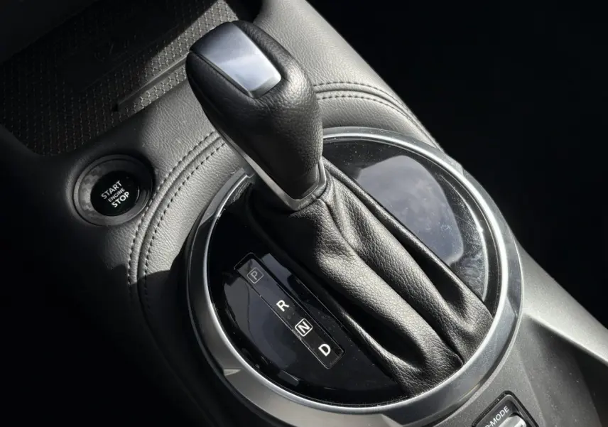 Gros plan sur le levier de vitesses automatique noir et argenté du Nissan Juke 2025, avec bouton Start/Stop visible.