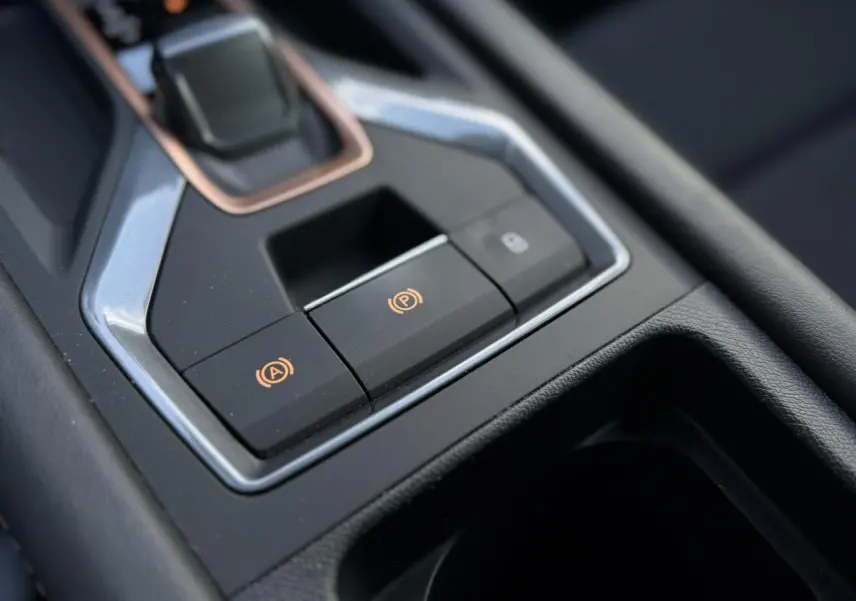 Gros plan sur la console centrale du CUPRA Formentor 2025 avec commandes électroniques et finition noire mate.