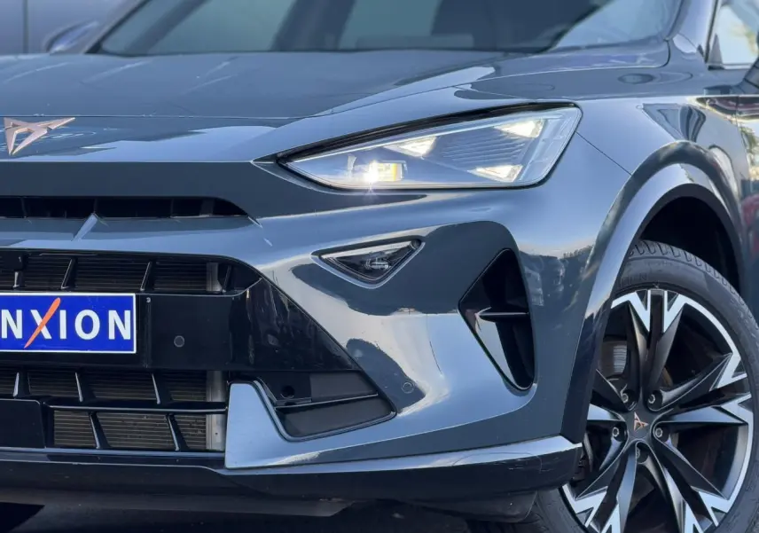 Gros plan sur l'avant droit du CUPRA Formentor bleu Fjord, mettant en valeur ses phares Tri-LED et jantes alliage 18''.