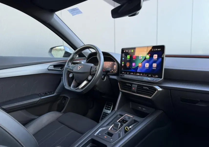 Intérieur avant droit du CUPRA Formentor 2025, tableau de bord noir avec écran tactile et volant Supersports cuir.