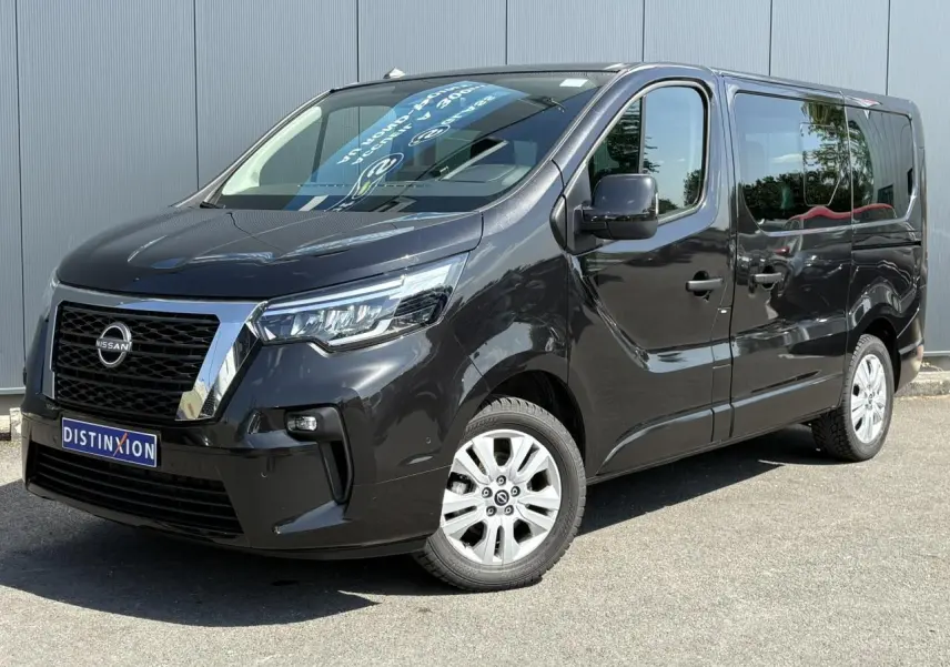 Nissan Primastar Combi noir Minuit en 3/4 avant droit, hayon vitré et vitres arrière surteintées visibles.