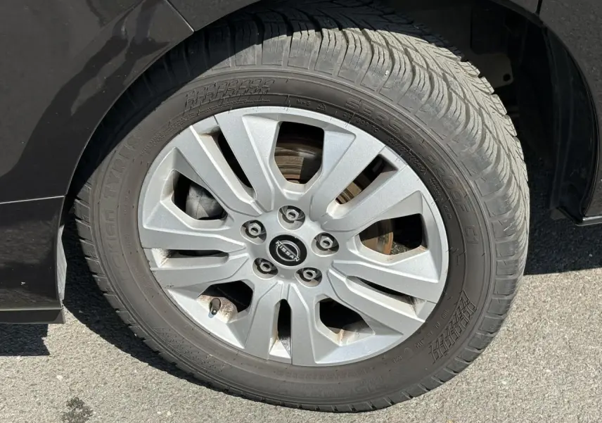 Gros plan sur la jante alliage 17'' argentée et pneu du Nissan Primastar Combi noir Minuit, roue arrière côté gauche.