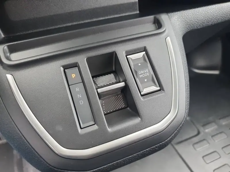 Gros plan sur la console centrale du Citroën Jumpy gris Titane, montrant la commande de boîte auto et le sélecteur Drive Mode.