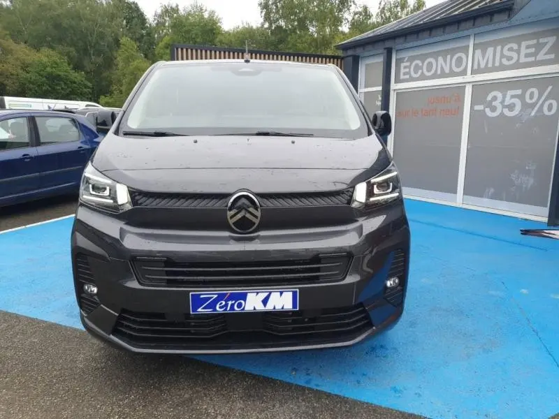 Vue frontale d'un Citroën Jumpy gris titane métal 2025 avec projecteurs LED et plaque Zero KM visible.