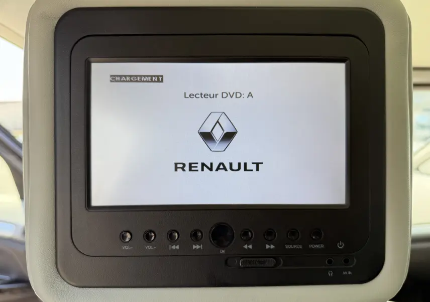 Écran de divertissement arrière affichant le logo Renault dans un Renault Espace V noir, vue intérieure rapprochée.