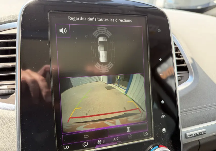 Écran central du Renault Espace V noir 2017 montrant la caméra de recul avec guidage de trajectoire et capteurs de proximité.