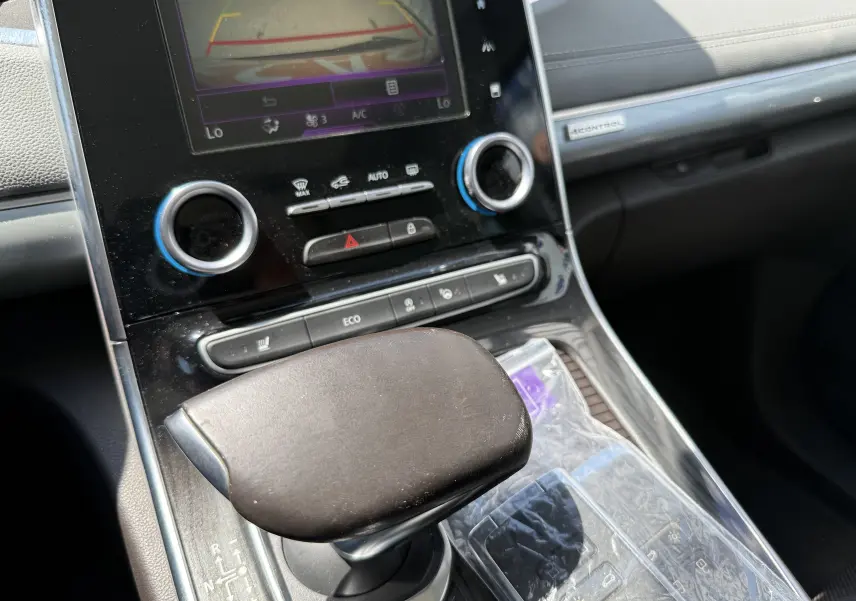 Gros plan sur la console centrale noire du Renault Espace V 2017, avec levier de vitesse automatique et écran tactile affichant la caméra de recul.