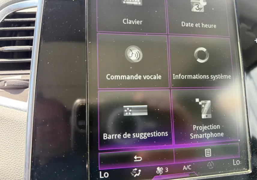 Vue rapprochée de l'écran tactile central noir du Renault Espace V affichant les options de commande vocale et projection smartphone.