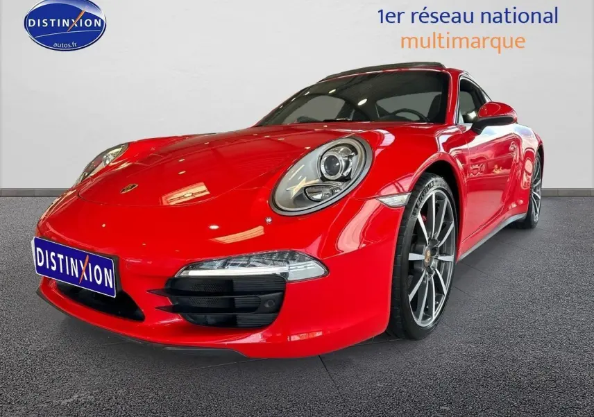 Porsche 911 (991) Carrera 4 rouge vue en 3/4 avant droit avec jantes alu et phares bi-xénon.