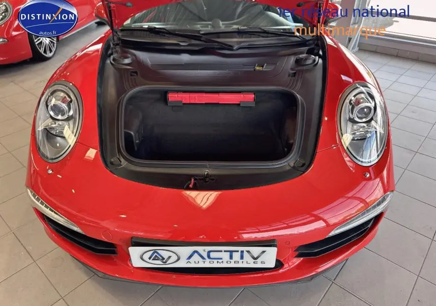 Vue de face rapprochée d'une Porsche 911 (991) Carrera 4 PDK rouge avec capot avant ouvert montrant le coffre.