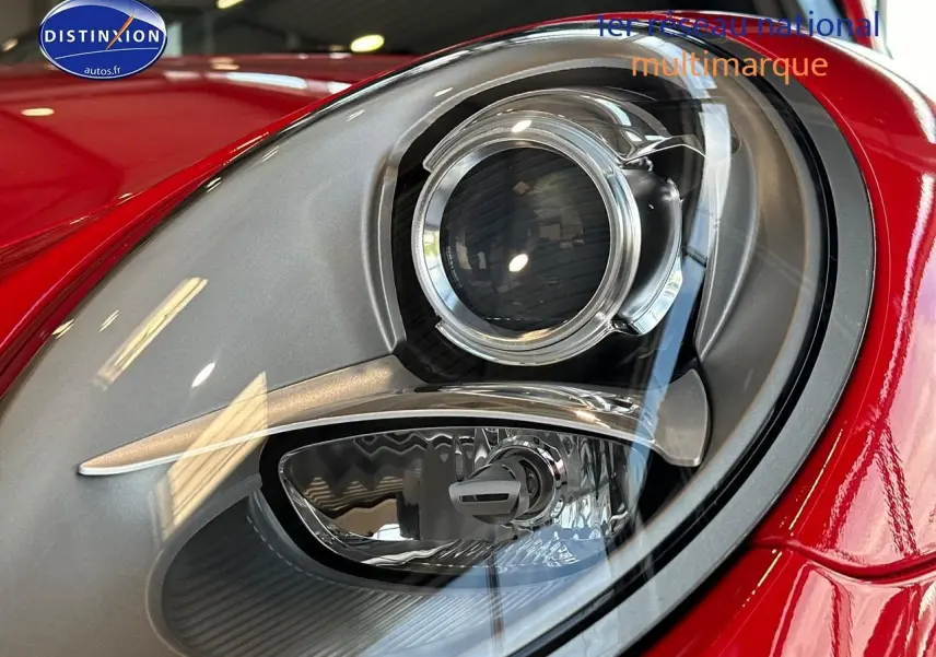 Gros plan sur le phare avant droit argenté et rouge vif d'une Porsche 911 (991) Carrera 4 PDK de 2013.