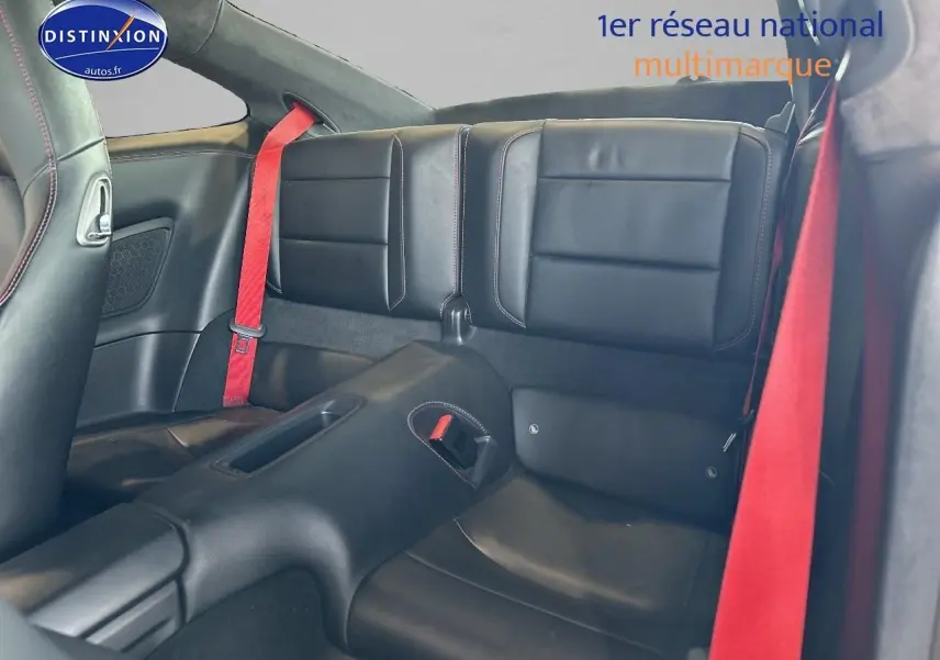 Banquette arrière en cuir noir avec ceintures rouges dans une Porsche 911 (991) Carrera 4 PDK vue de l'intérieur côté droit.
