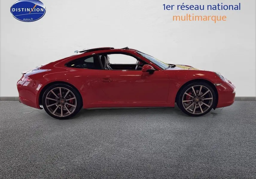 Profil latéral droit d'une Porsche 911 (991) Carrera 4 PDK rouge avec jantes alu et toit ouvrant électrique visible
