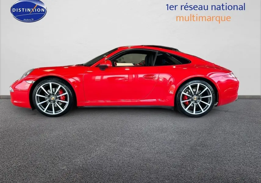 Profil droit d'une Porsche 911 (991) Carrera 4 PDK rouge avec jantes alu et toit ouvrant électrique.