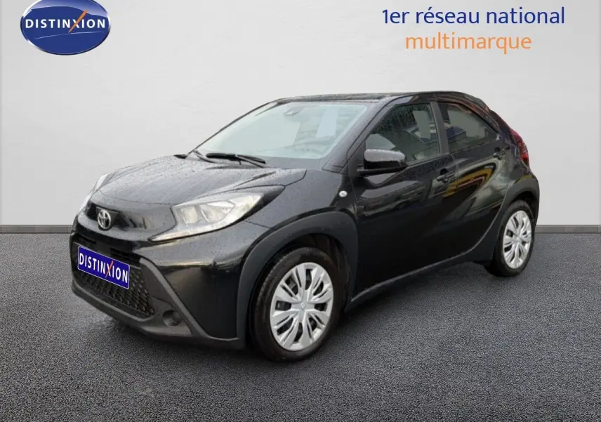 Toyota Aygo X noir vue 3/4 avant droit, compacte avec jantes argentées et calandre marquée.