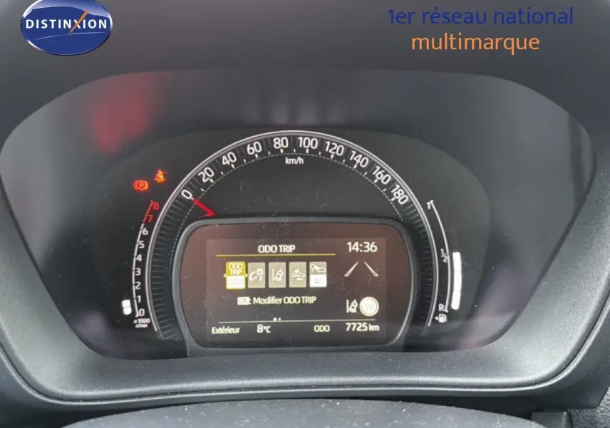 Vue rapprochée du tableau de bord numérique de la Toyota Aygo X noire, affichant le compteur et les informations de trajet.