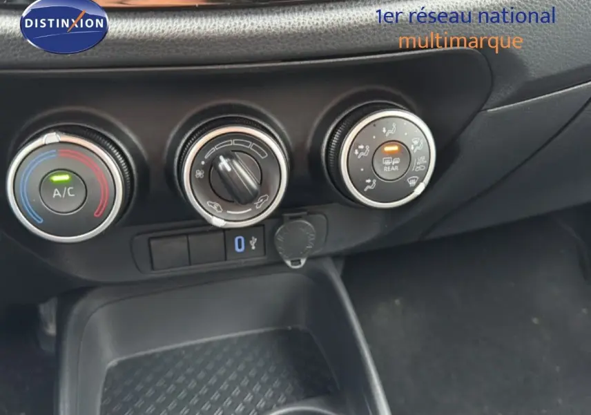 Détail de la console centrale de la Toyota Aygo X 2025, montrant les commandes de climatisation et ventilation.
