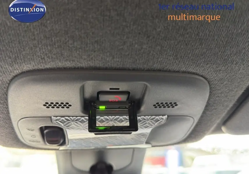 Vue intérieure du toit de la Toyota Aygo X 2025, montrant le plafonnier avec bouton SOS et éclairage intégré.