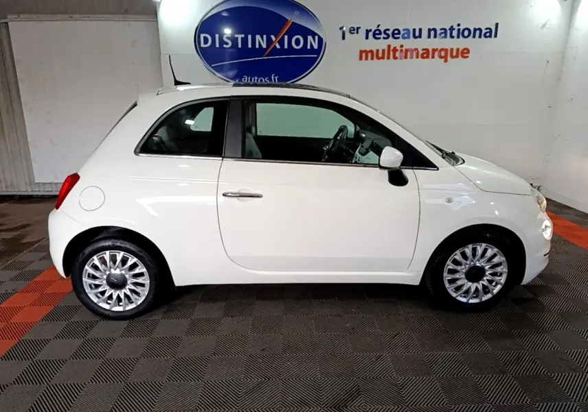 Profil droit d'une FIAT 500 blanche 2021, compacte et élégante, avec jantes alliage et rétroviseurs assortis.