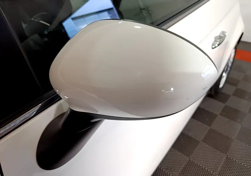 Rétroviseur blanc côté gauche de la FIAT 500 Hybrid 2021, vue rapprochée sur la portière et poignée.