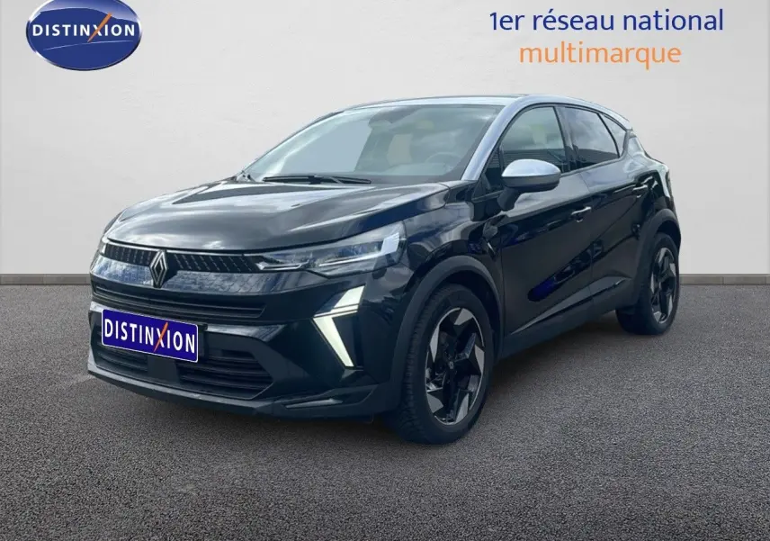 Vue 3/4 avant d’un Renault Captur 2025 noir étoile métal avec toit gris et jantes biton noires.