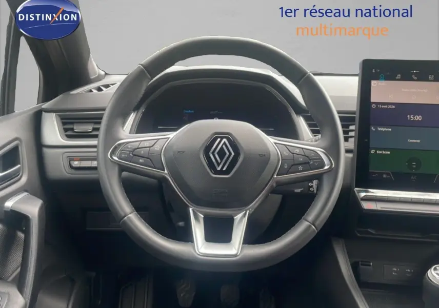 Vue centrée sur le volant noir du Renault Captur 2025 avec tableau de bord numérique et écran tactile à droite.