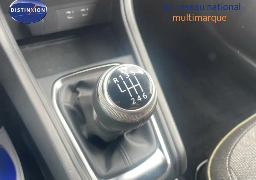 Le levier de vitesses manuel en gros plan dans l’habitacle du Renault Captur noir étoile métal avec toit gris.
