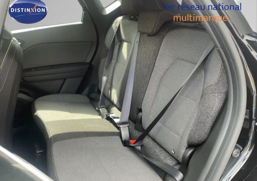 Vue intérieure arrière côté droit montrant les sièges tissu gris du Renault Captur noir étoile métal 2025.