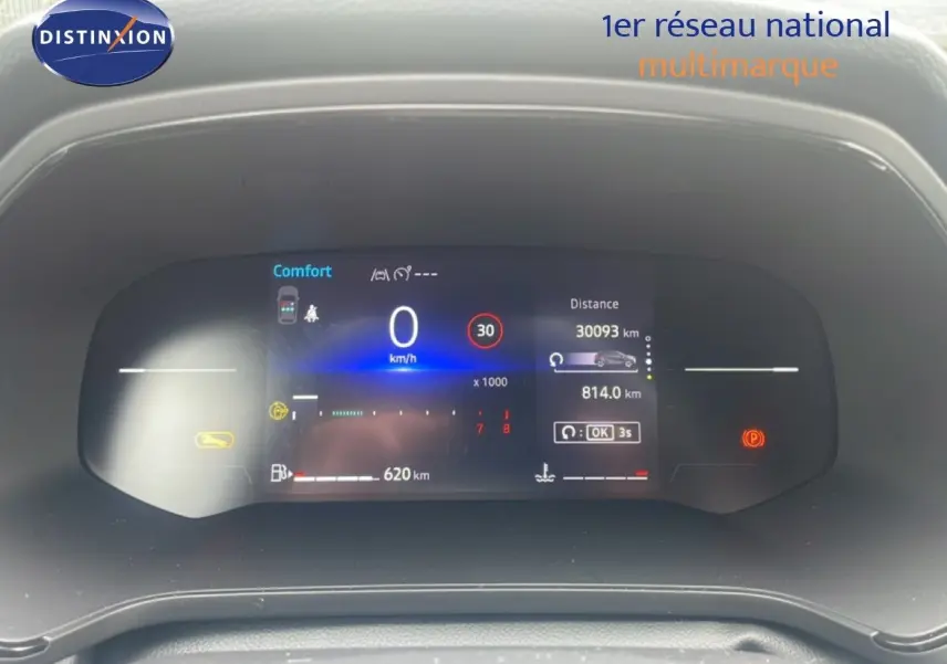 Tableau de bord numérique du Renault Captur 2025 affichant la vitesse, la distance et l'autonomie, vue frontale rapprochée.
