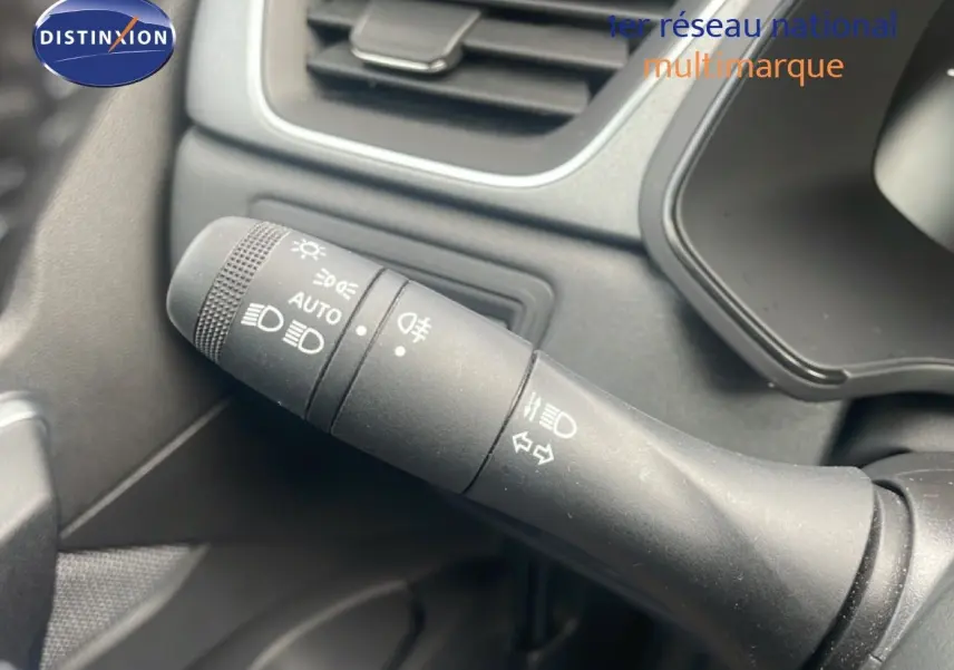 Détail du commodo d’éclairage noir dans l’habitacle du Renault Captur 2025, version 1.0 TCE 90CH TECHNO.