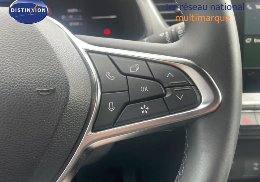 Gros plan sur les commandes multifonctions à droite du volant noir du Renault Captur 2025, finition Technno.