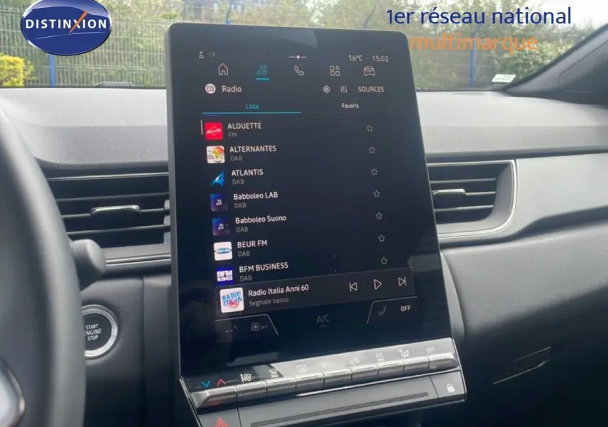 Intérieur du Renault Captur 2025, vue centrée sur l'écran tactile vertical du système multimédia, avec tableau de bord gris.