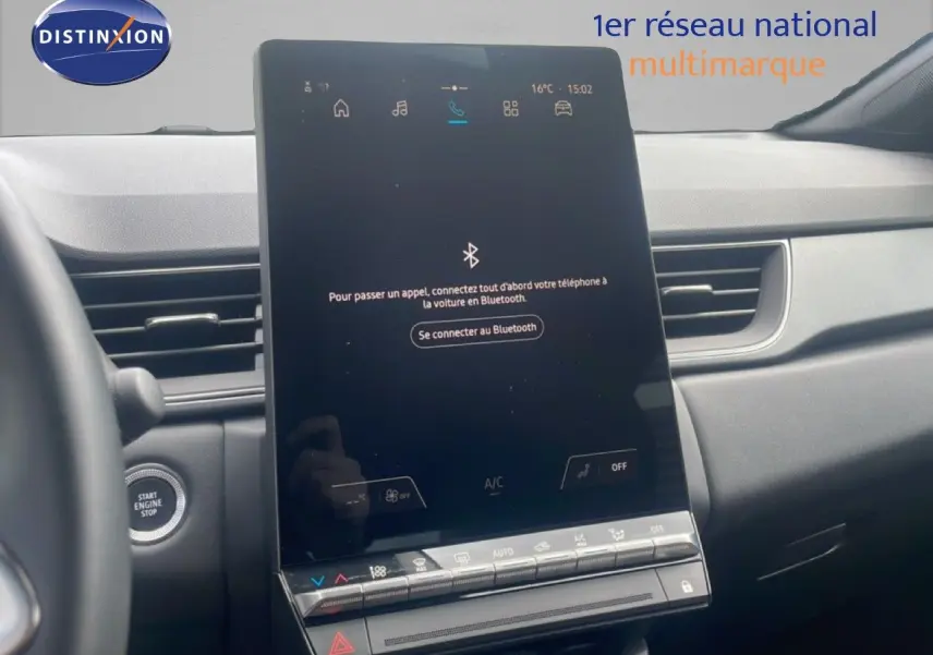 Vue intérieure centrée sur l’écran tactile du tableau de bord du Renault Captur 2025 noir étoile métal avec toit gris.