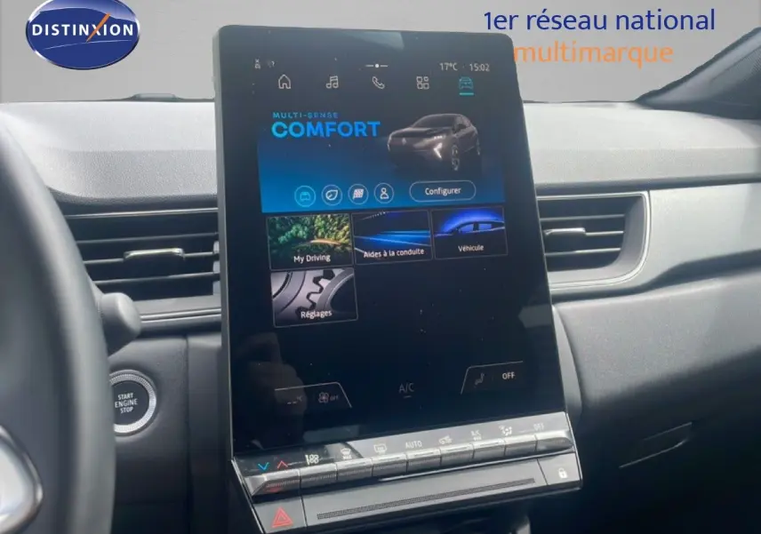 Vue intérieure centrée sur l'écran tactile vertical du tableau de bord du Renault Captur noir étoile métal avec toit gris.