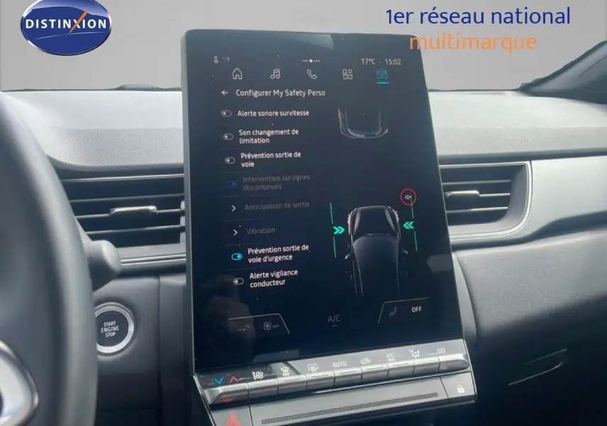 Vue intérieure du tableau de bord du Renault Captur 2025, écran tactile central affichant les options de sécurité.