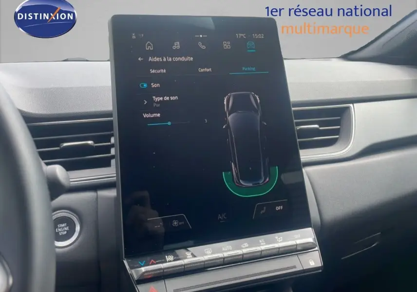 Vue intérieure centrée sur l'écran tactile vertical du tableau de bord du Renault Captur 2025, finition noire et gris.