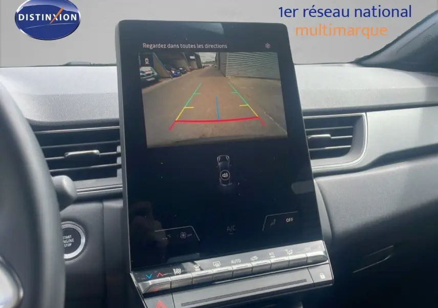Vue intérieure du tableau de bord du Renault Captur 2025, écran tactile affichant la caméra de recul.