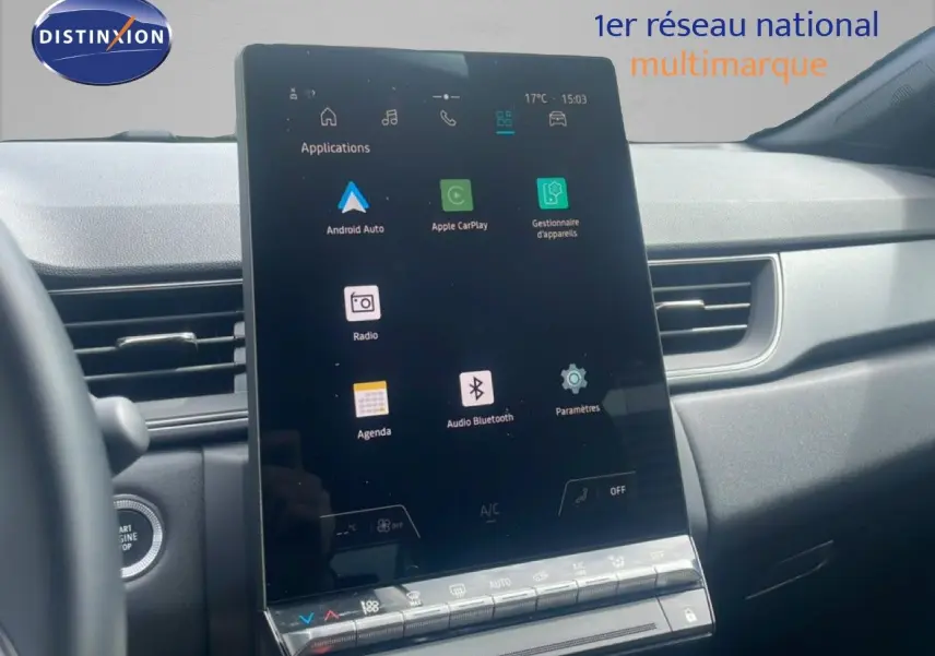 Vue intérieure centrée sur l’écran tactile vertical du tableau de bord du Renault Captur noir étoile métal 2025.