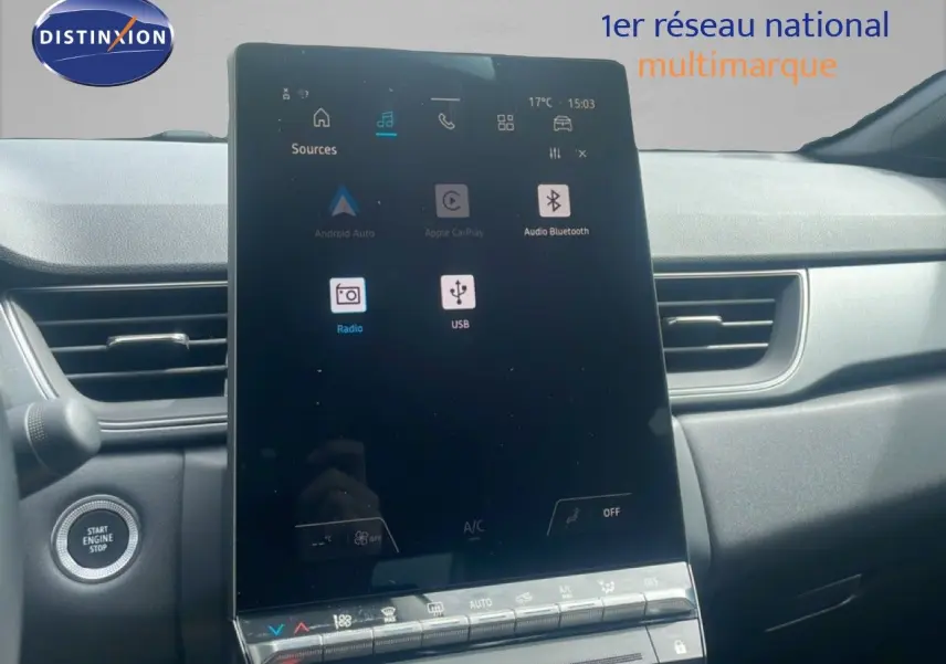 Vue rapprochée de l’écran tactile central du tableau de bord du Renault Captur 2025 noir étoile métal avec toit gris.