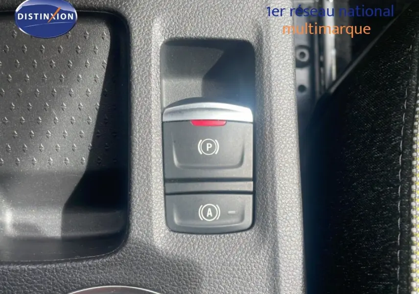 Gros plan sur les commandes de frein à main électronique et arrêt automatique du Renault Captur noir étoile métal avec toit gris.