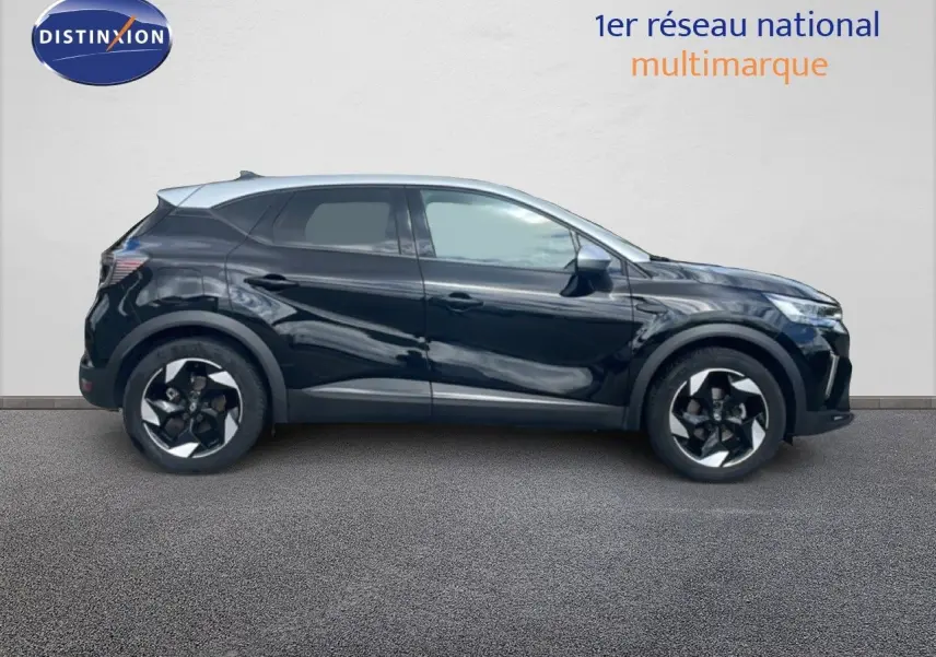 Profil côté gauche du Renault Captur 2025 noir étoile métal avec toit gris, soulignant ses jantes biton et lignes modernes.