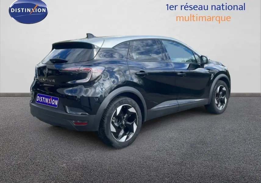 Vue 3/4 arrière droite d'un Renault Captur noir étoile métal avec toit gris, jantes bi-ton et feux LED distinctifs.