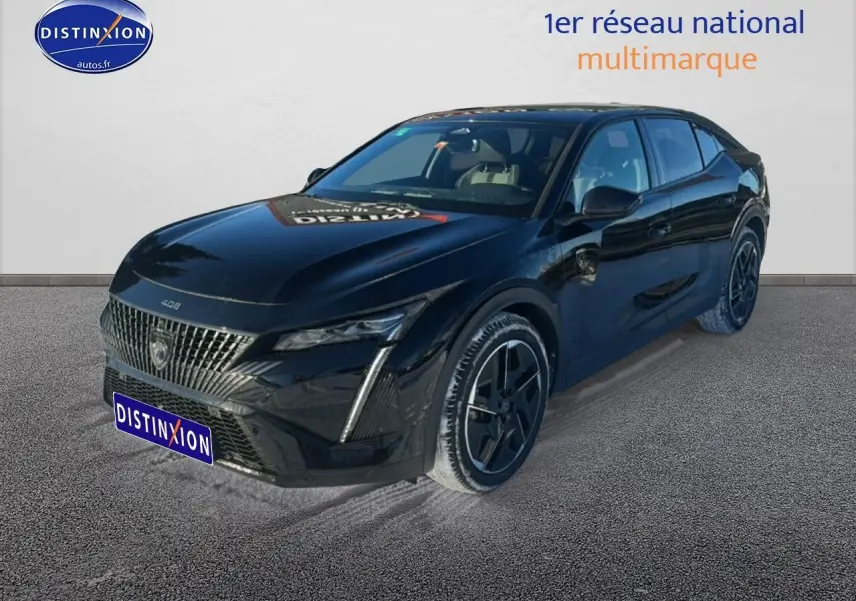 Peugeot 408 Hybrid noir en 3/4 avant droit, avec calandre distinctive et jantes alu noires.