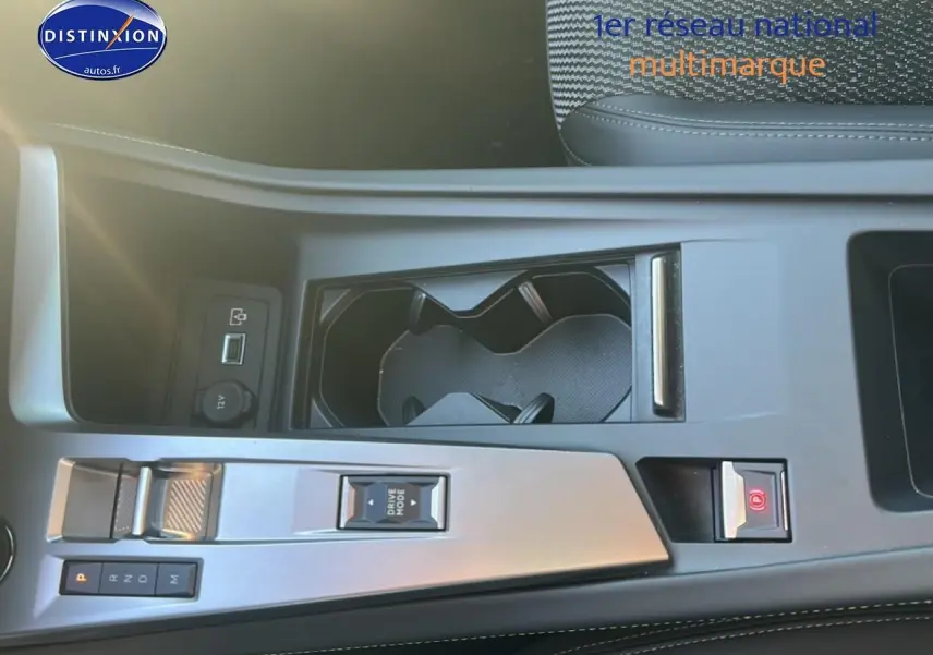 Vue rapprochée de la console centrale intérieure de la Peugeot 408 Hybrid 145 GT e-dcs6 noire, avec commandes de boîte auto et porte-gobelets.